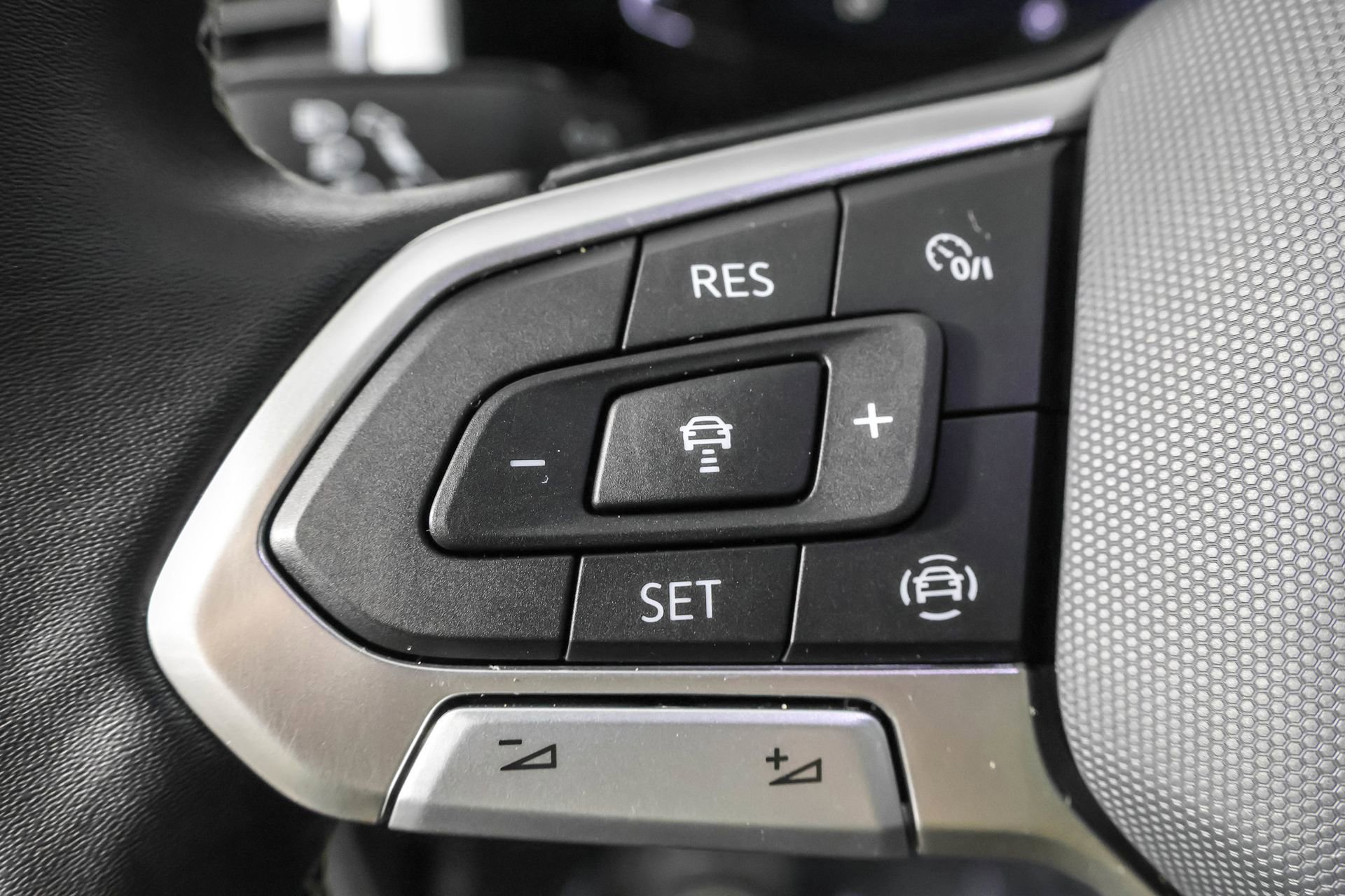 Used 2023 Volkswagen Atlas SE w/ Black Wheel Package image 27