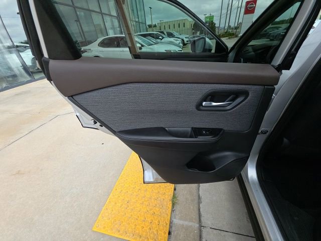 Used 2023 Nissan Rogue SV image 22