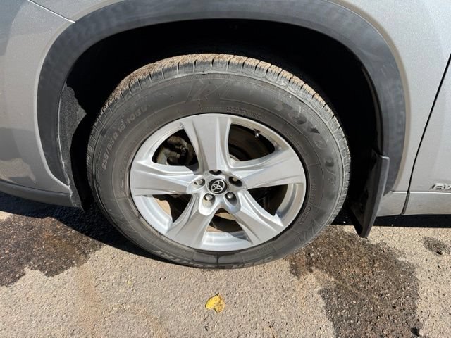 Used 2022 Toyota Highlander LE AWD/4WD image 11