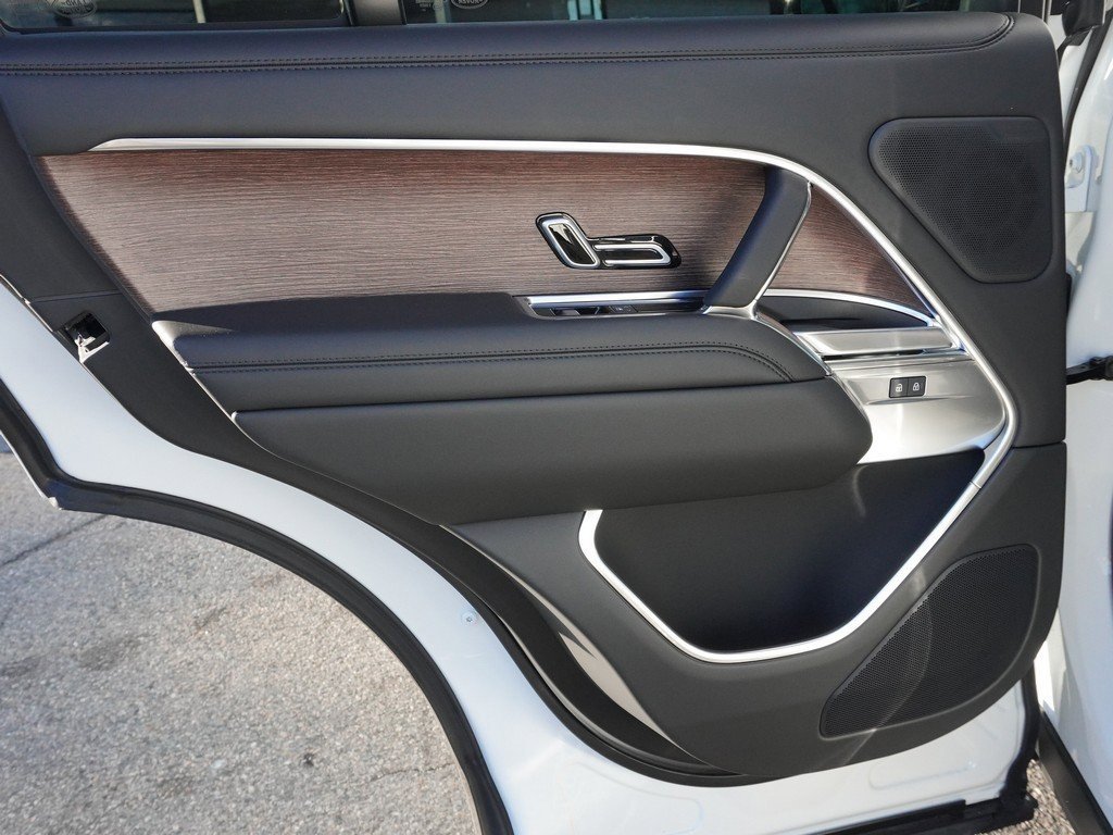 Used 2025 Land Rover Range Rover SE image 25