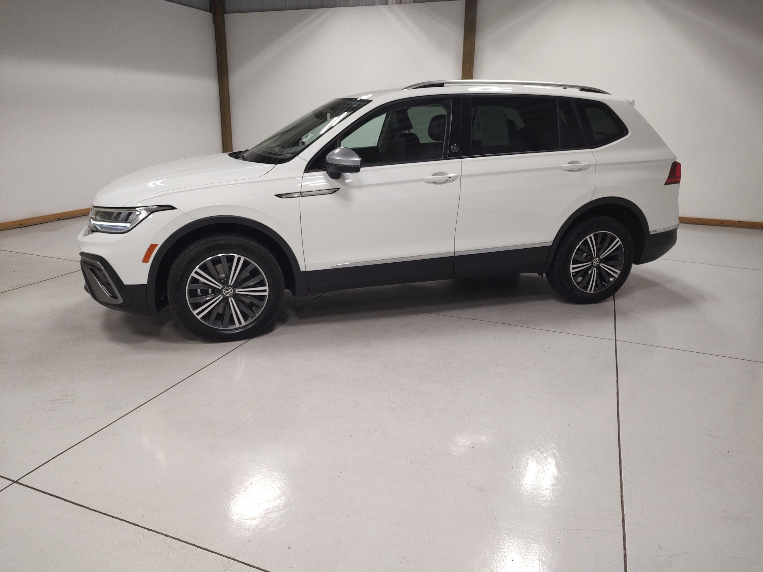 Used 2024 Volkswagen Tiguan Wolfsburg Edition AWD/4WD image 4