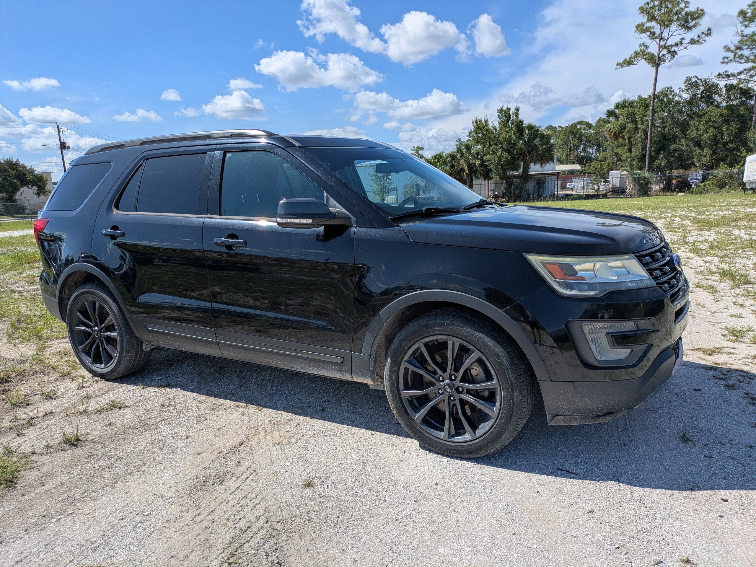 Used 2017 Ford Explorer XLT w/ Equipment Group 202A FWD image 2