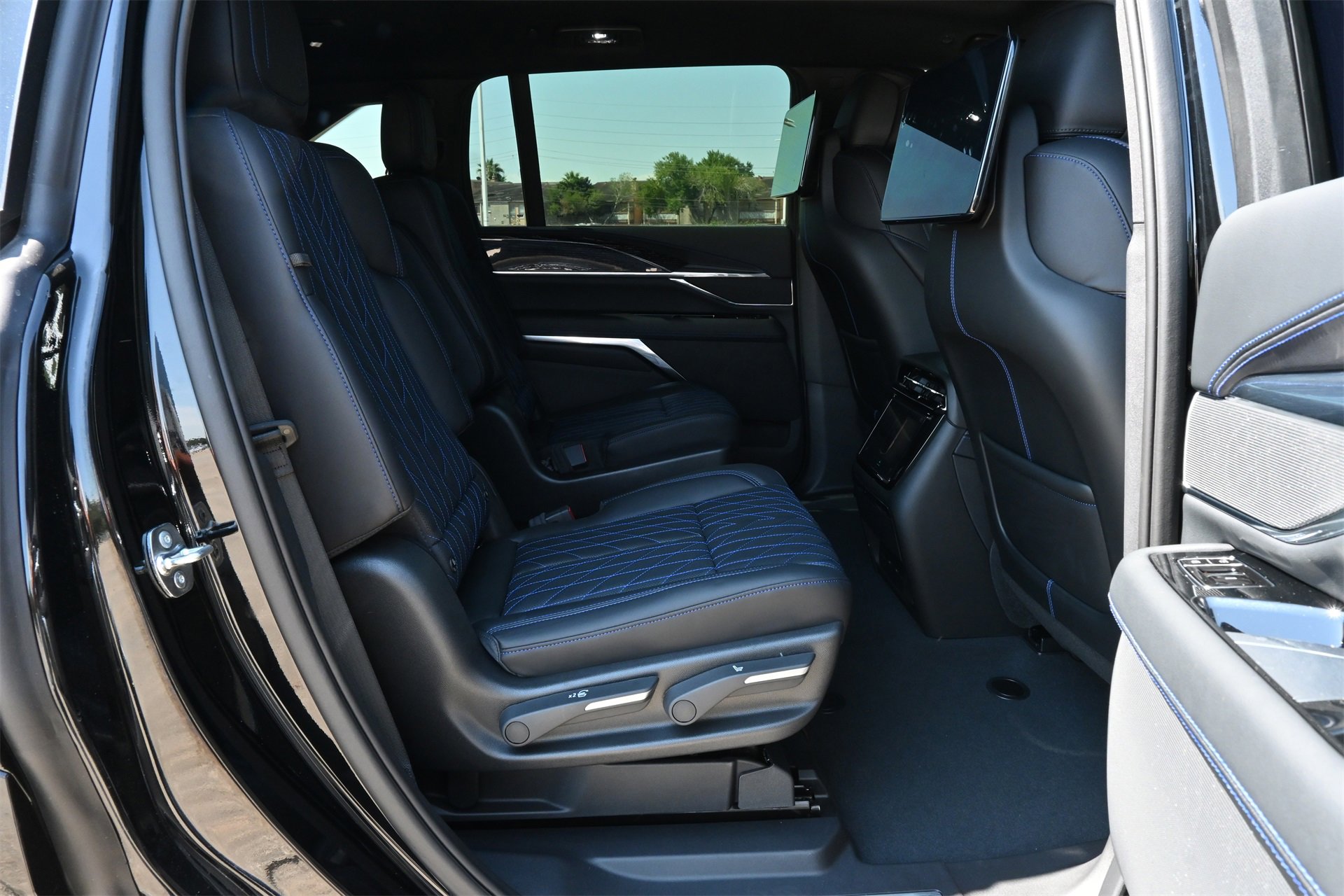 New 2026 Cadillac Escalade IQ Sport 1 w/ LPO, ONYX Package image 25
