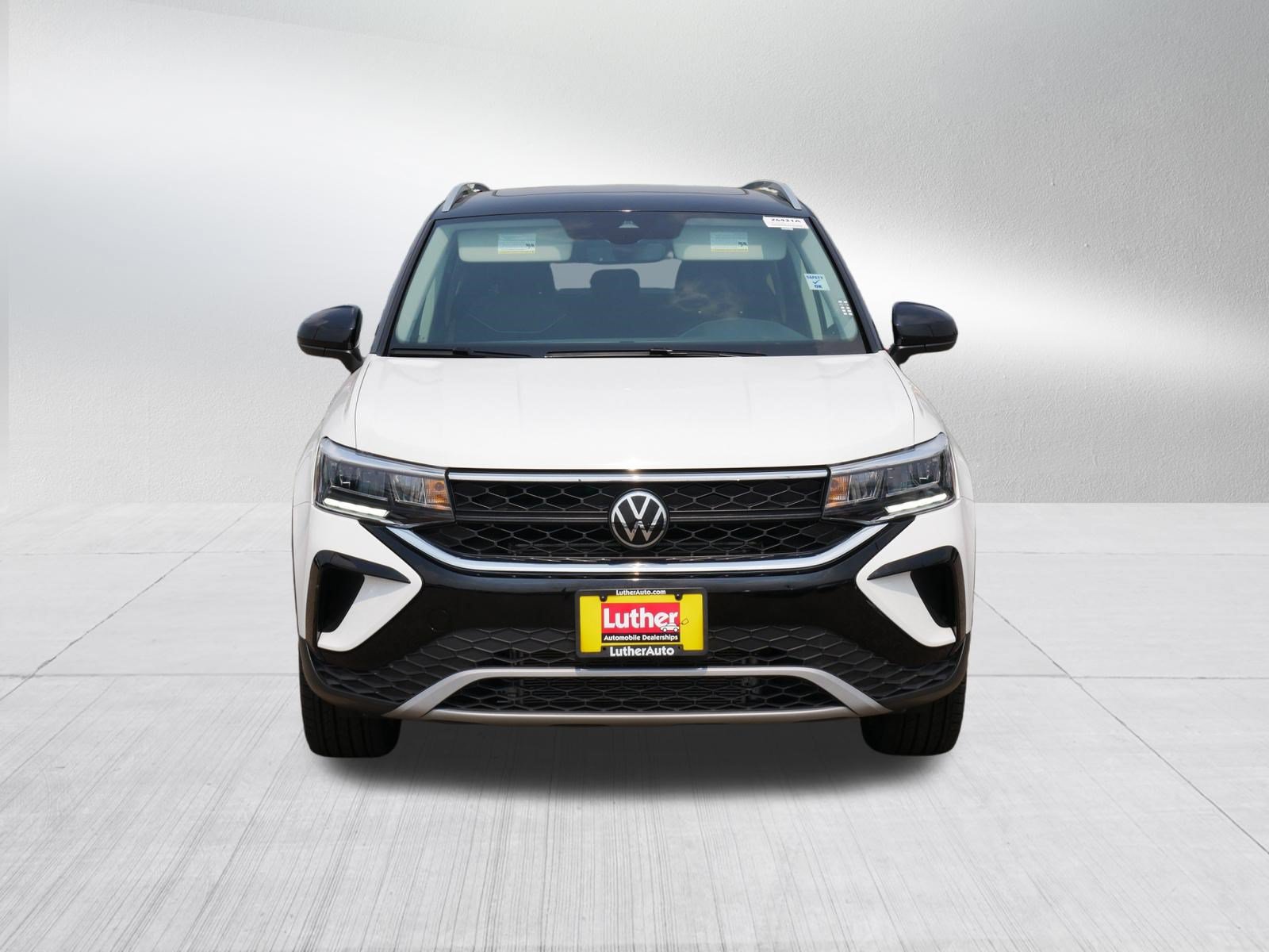 Used 2024 Volkswagen Taos SE w/ Panoramic Sunroof Package AWD/4WD image 2