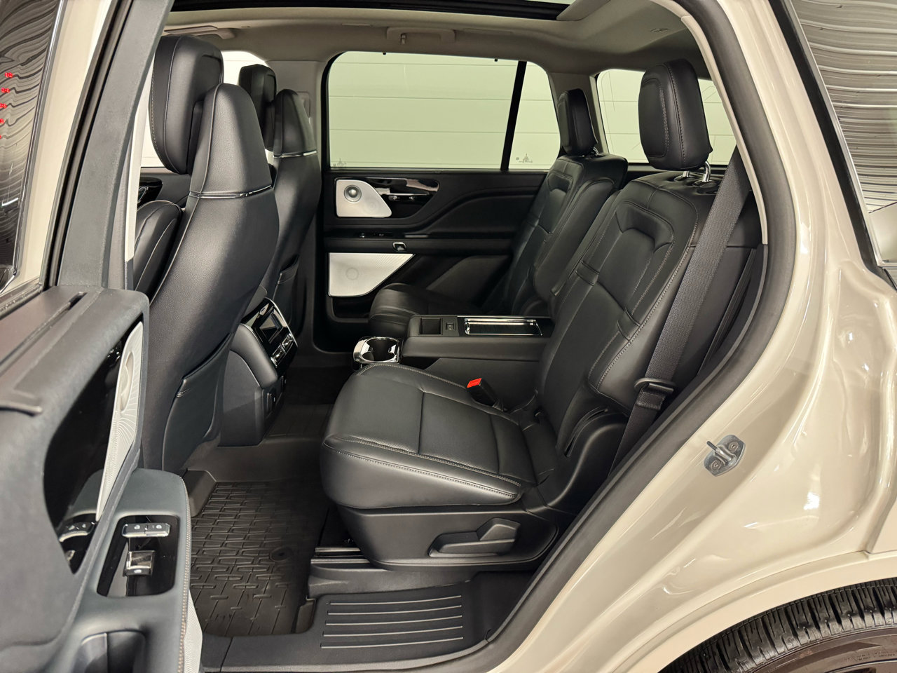 Used 2025 Lincoln Aviator Reserve w/ Equipment Group 201A image 31