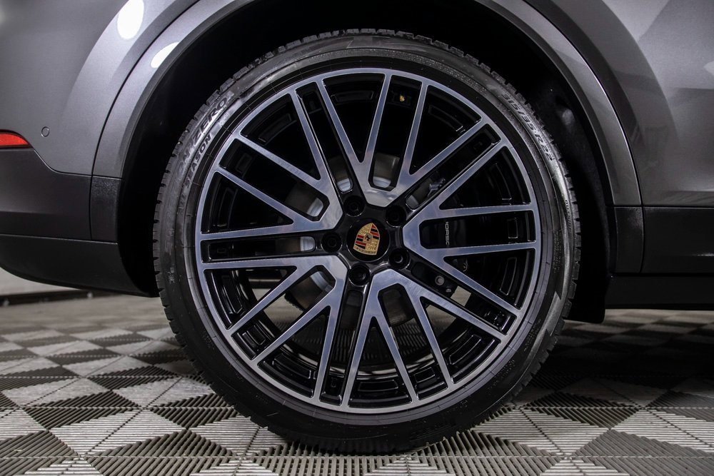 Used 2025 Porsche Cayenne image 46