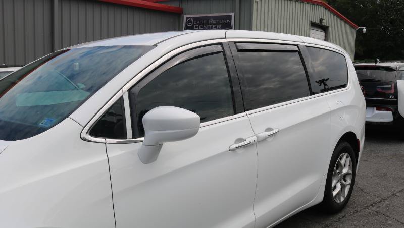 Used 2020 Chrysler Pacifica Touring w/ Tire & Wheel Group FWD image 4