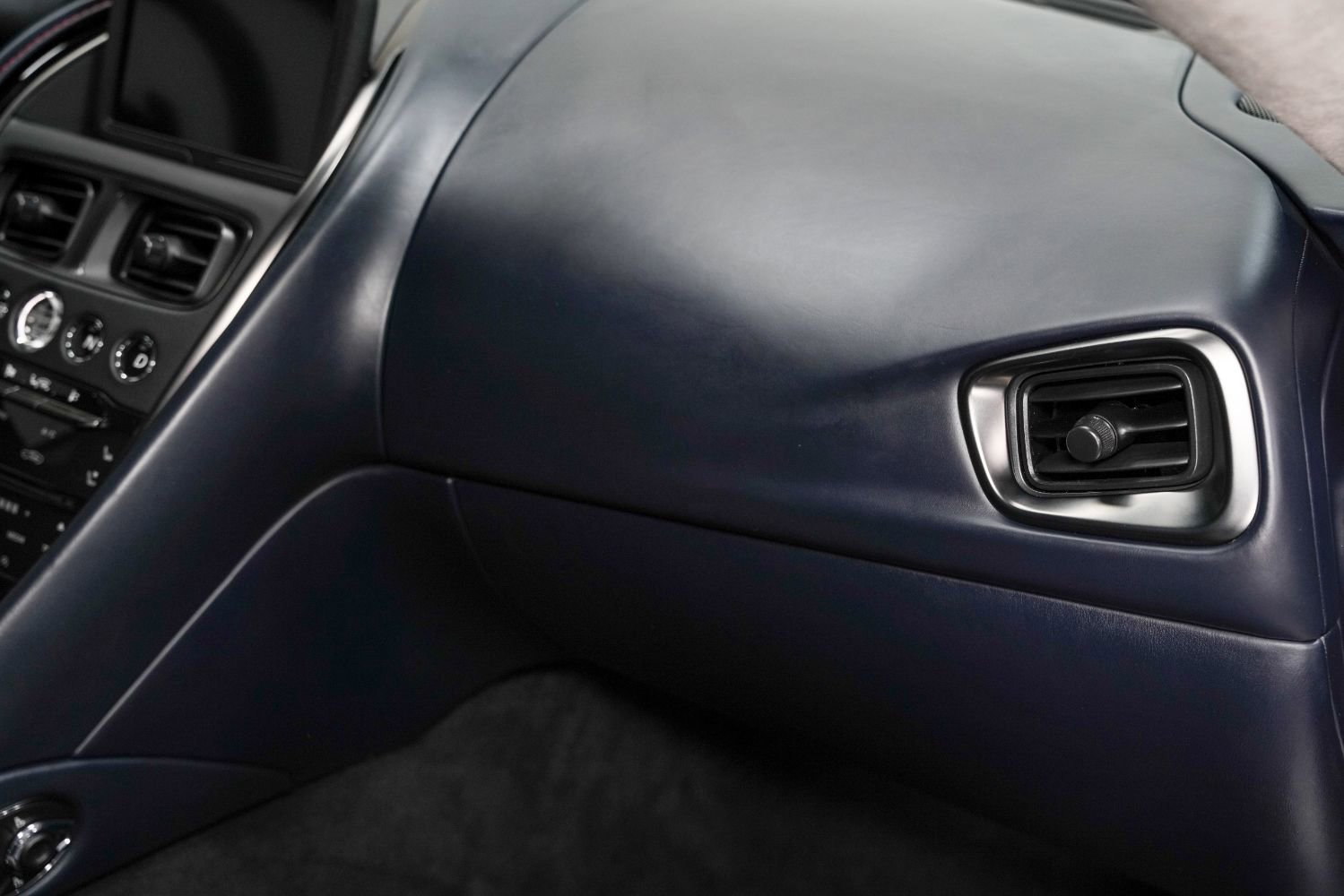 Used 2018 Aston Martin DB11 V12 image 29