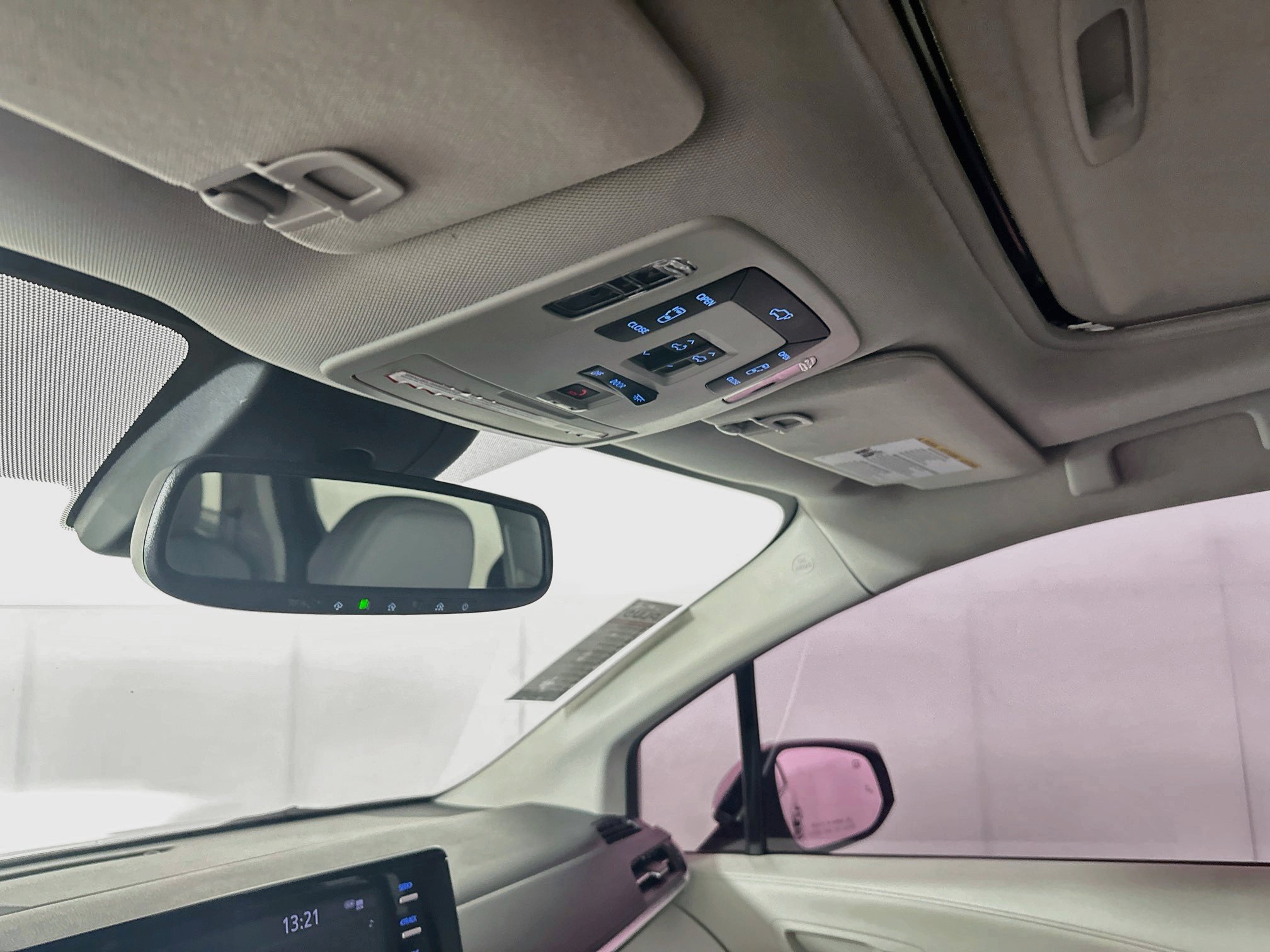 Used 2021 Toyota Sienna XLE FWD image 18