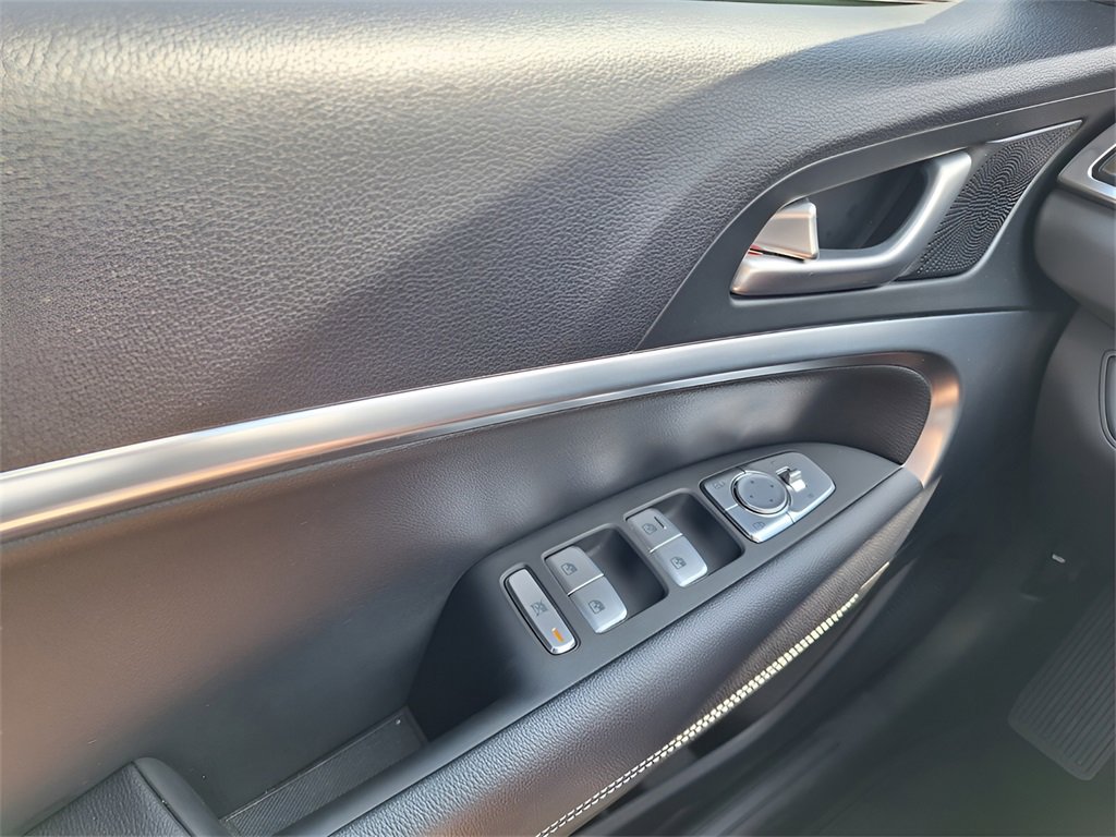 Used 2025 Genesis G70 2.5T image 18