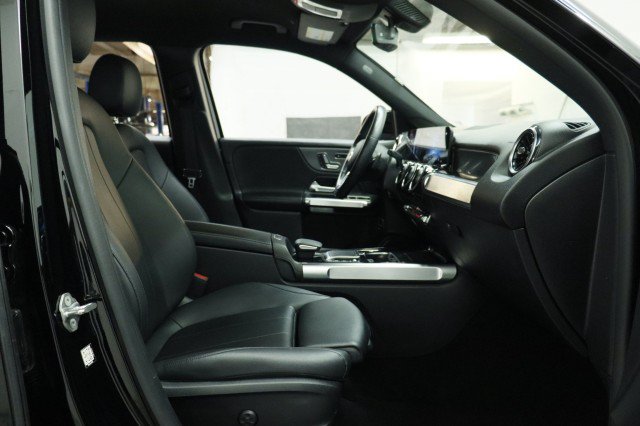 Used 2022 Mercedes-Benz GLB 250 w/ Premium Package image 22