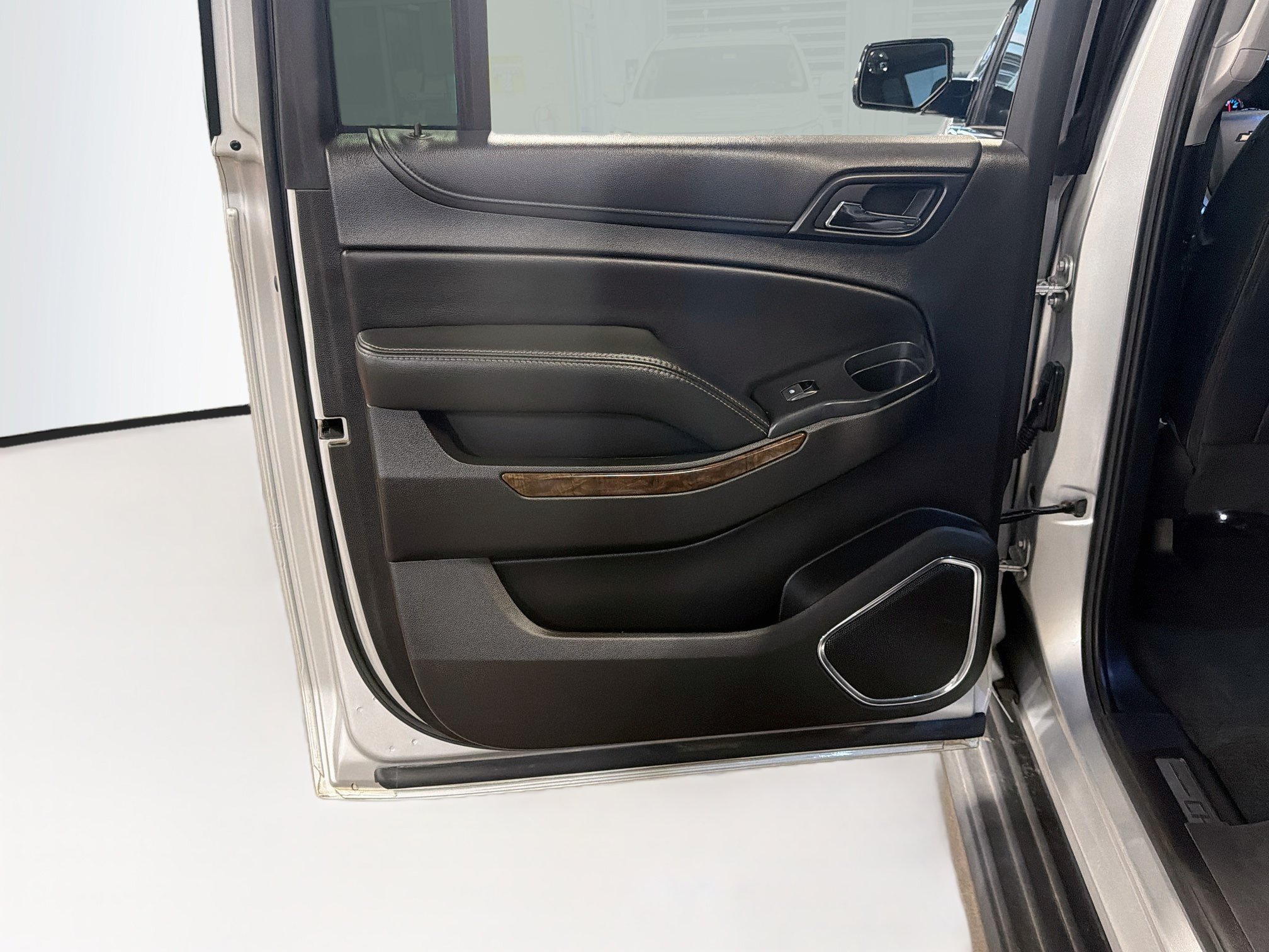 Used 2018 Chevrolet Suburban LT AWD/4WD image 25