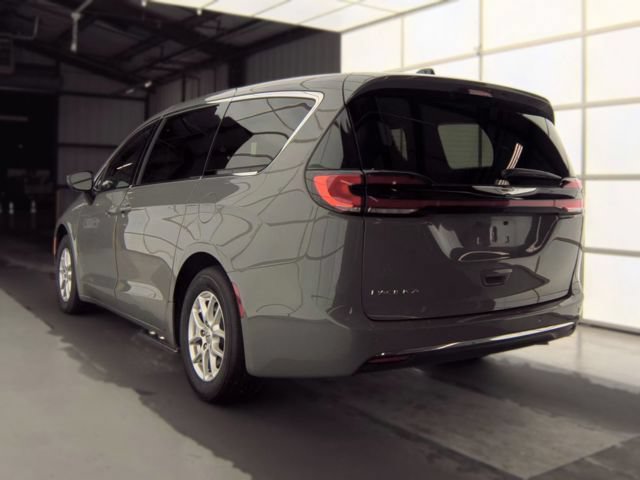 Used 2025 Chrysler Pacifica Select FWD image 4