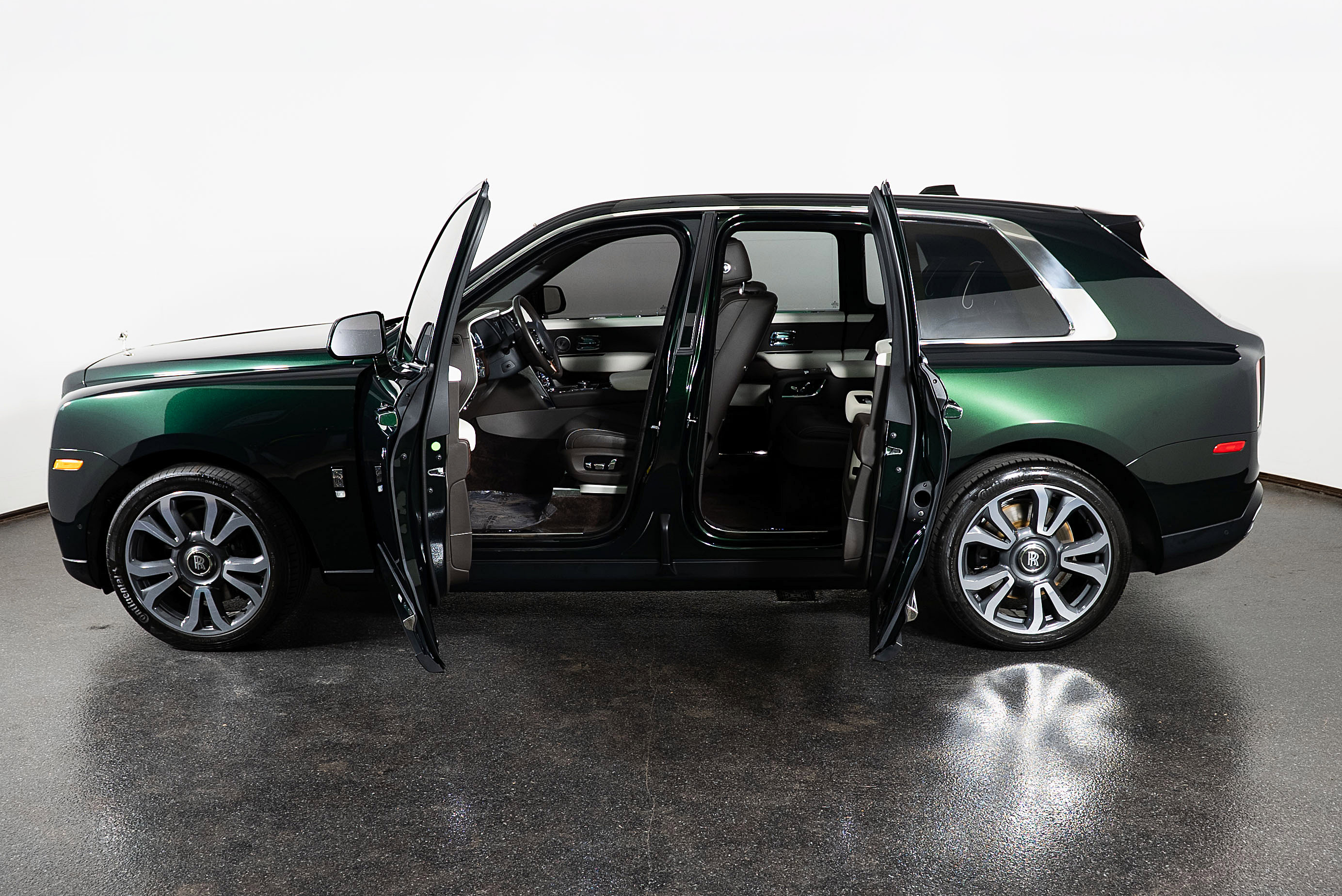Used 2023 Rolls-Royce Cullinan w/ Cullinan Package AWD/4WD image 3