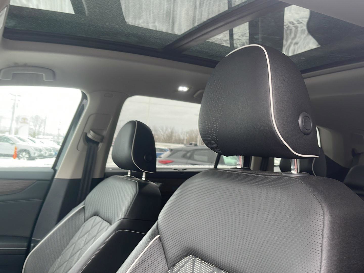 Used 2025 Volkswagen Atlas SEL Premium R-Line image 10