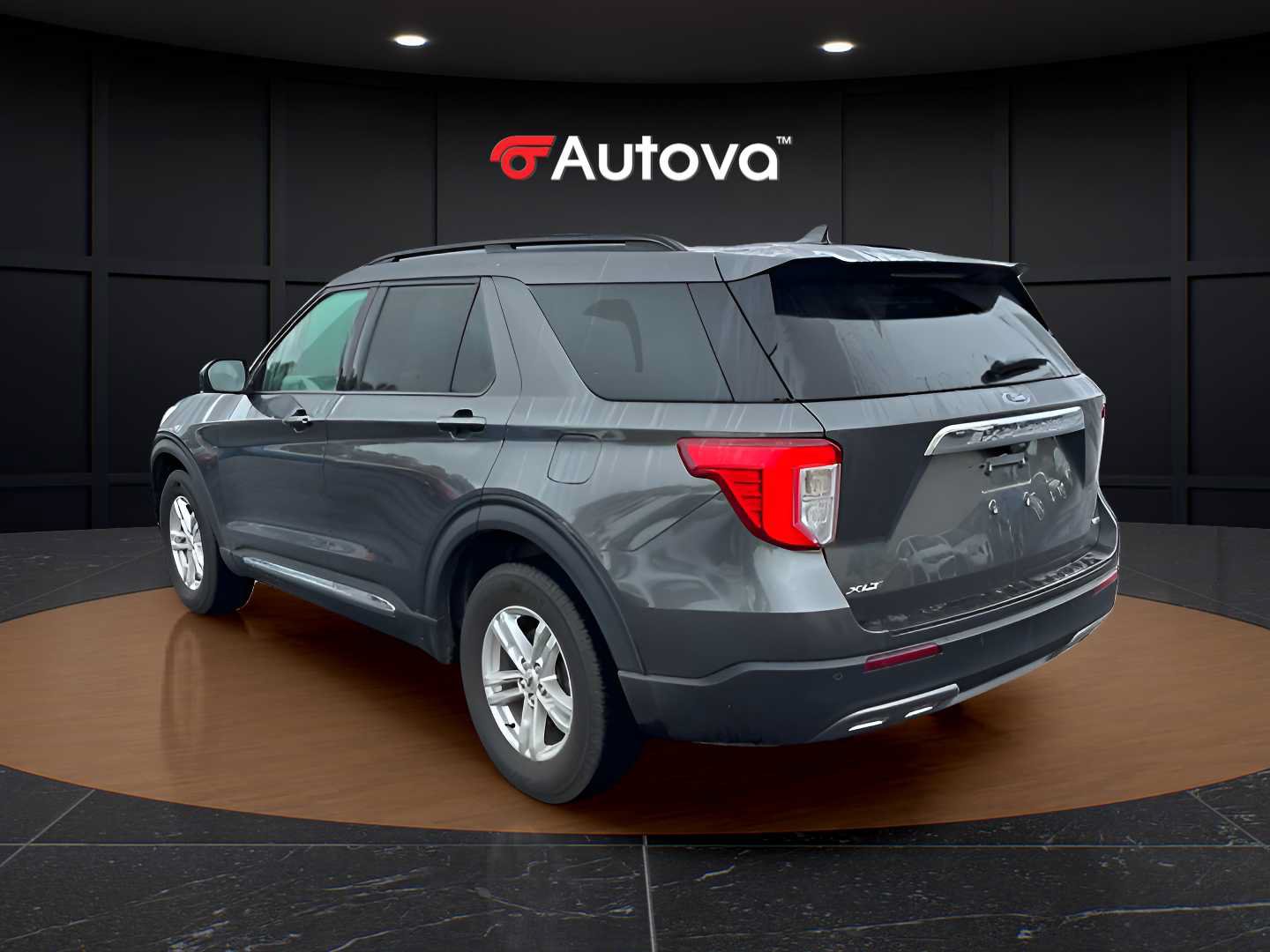 Used 2020 Ford Explorer XLT w/ Equipment Group 202A AWD/4WD image 3