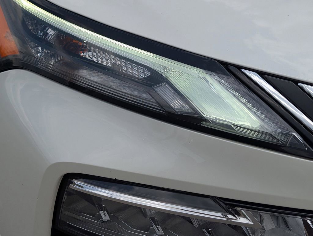 Used 2023 Nissan Rogue SV FWD image 9