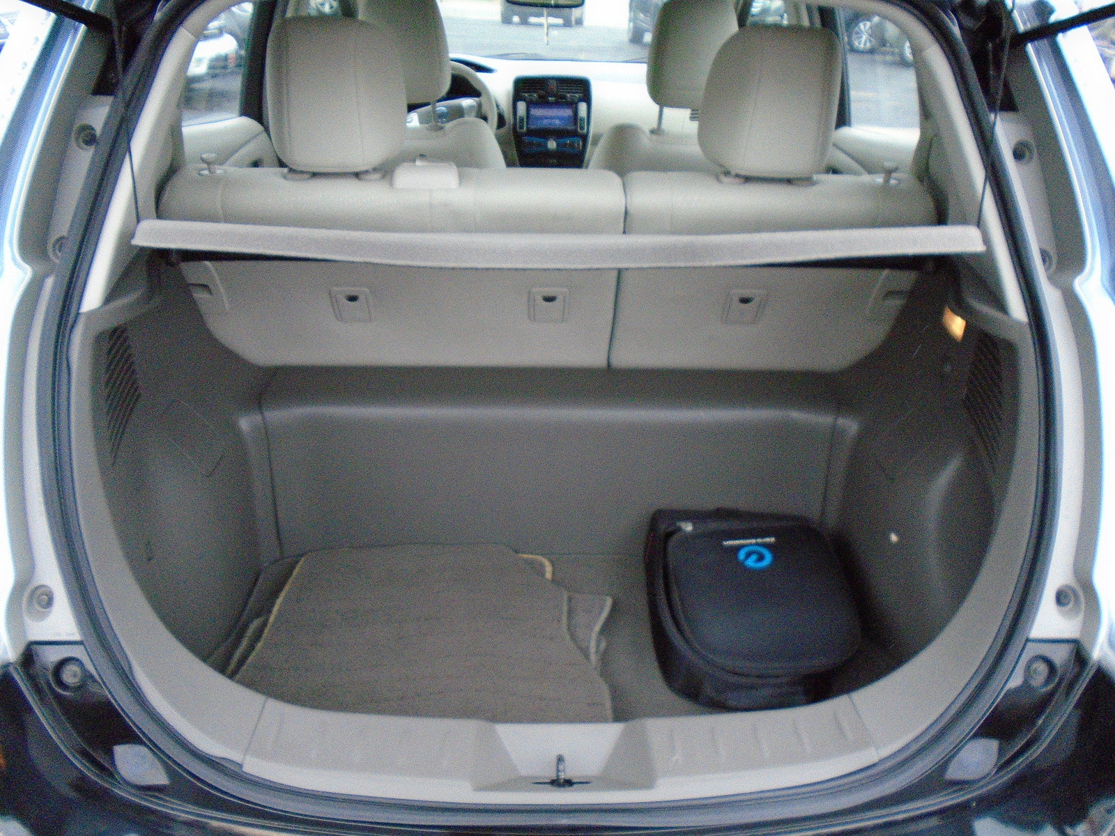 Used 2011 Nissan Leaf w/ Eco Design Pkg FWD image 9