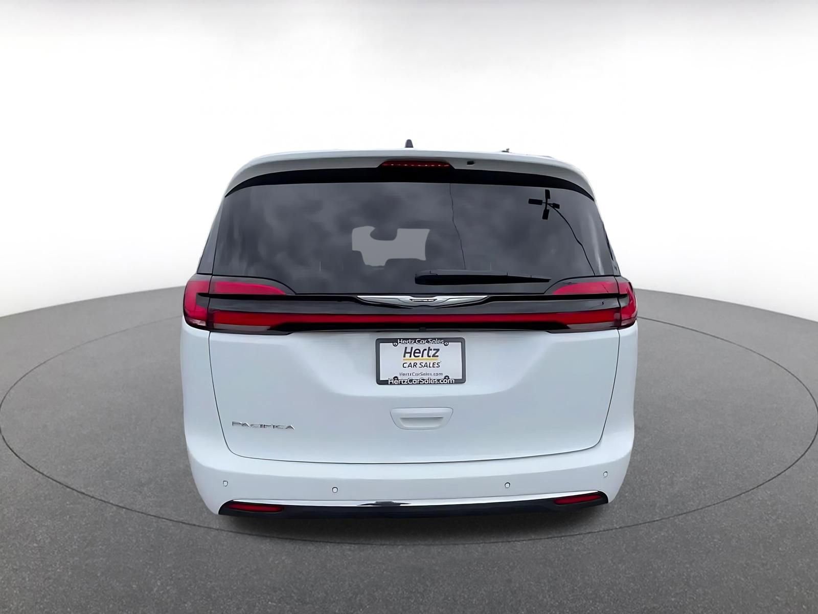 Used 2025 Chrysler Pacifica Select image 12