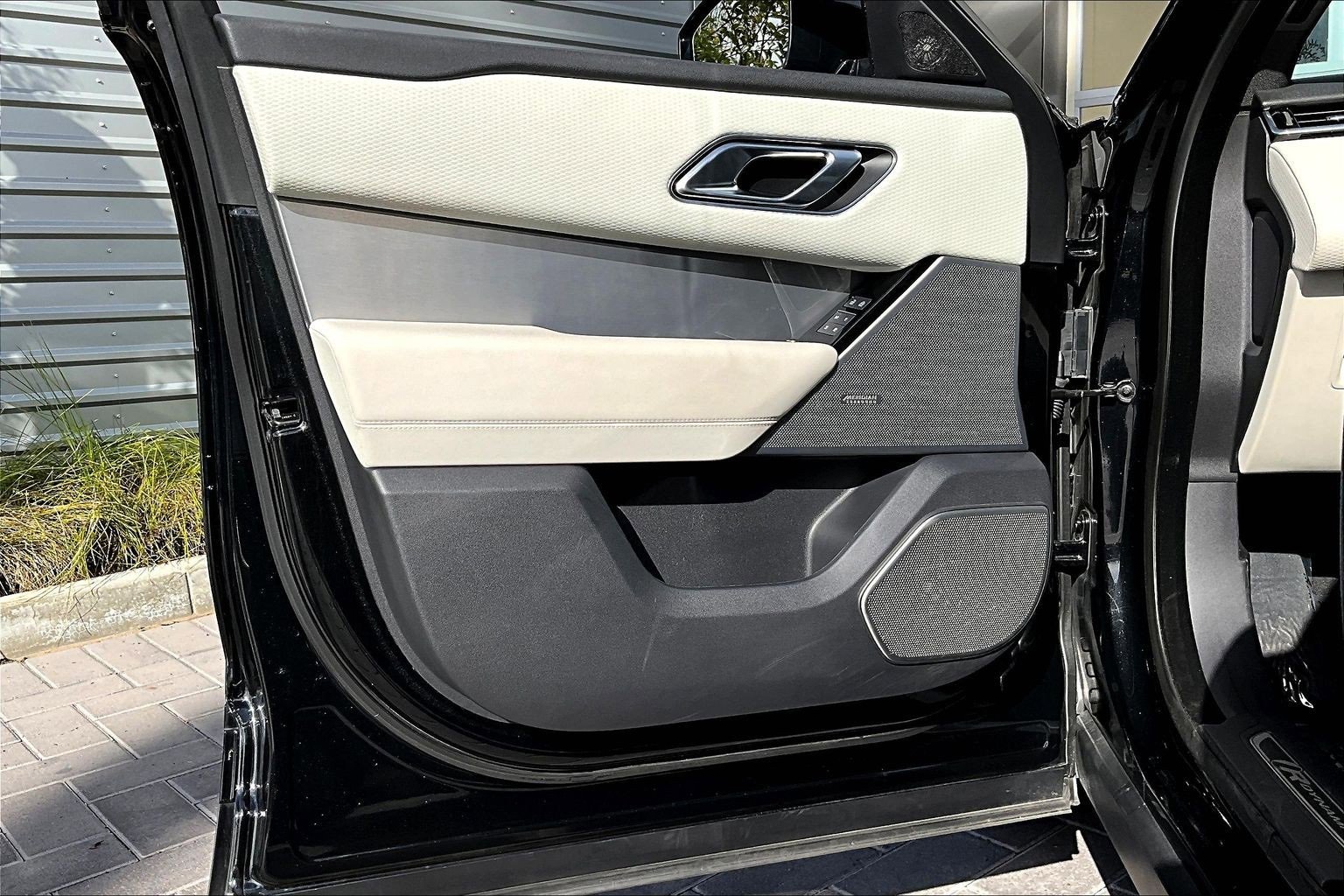 Used 2023 Land Rover Range Rover Velar R-Dynamic S image 23