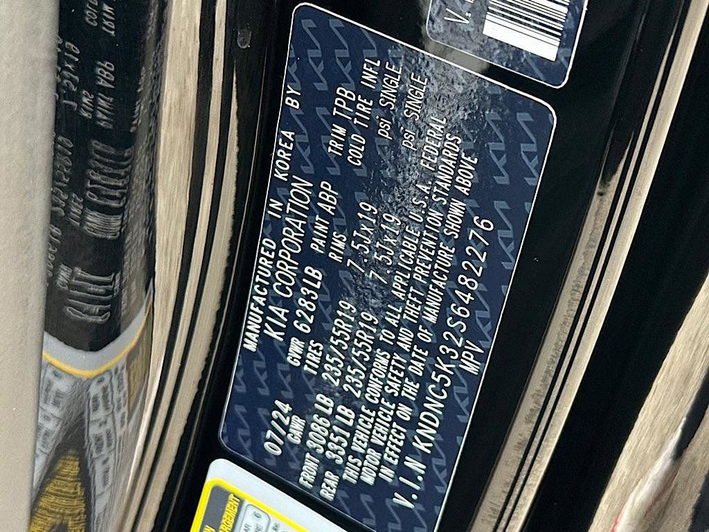 Used 2025 Kia Carnival EX image 29