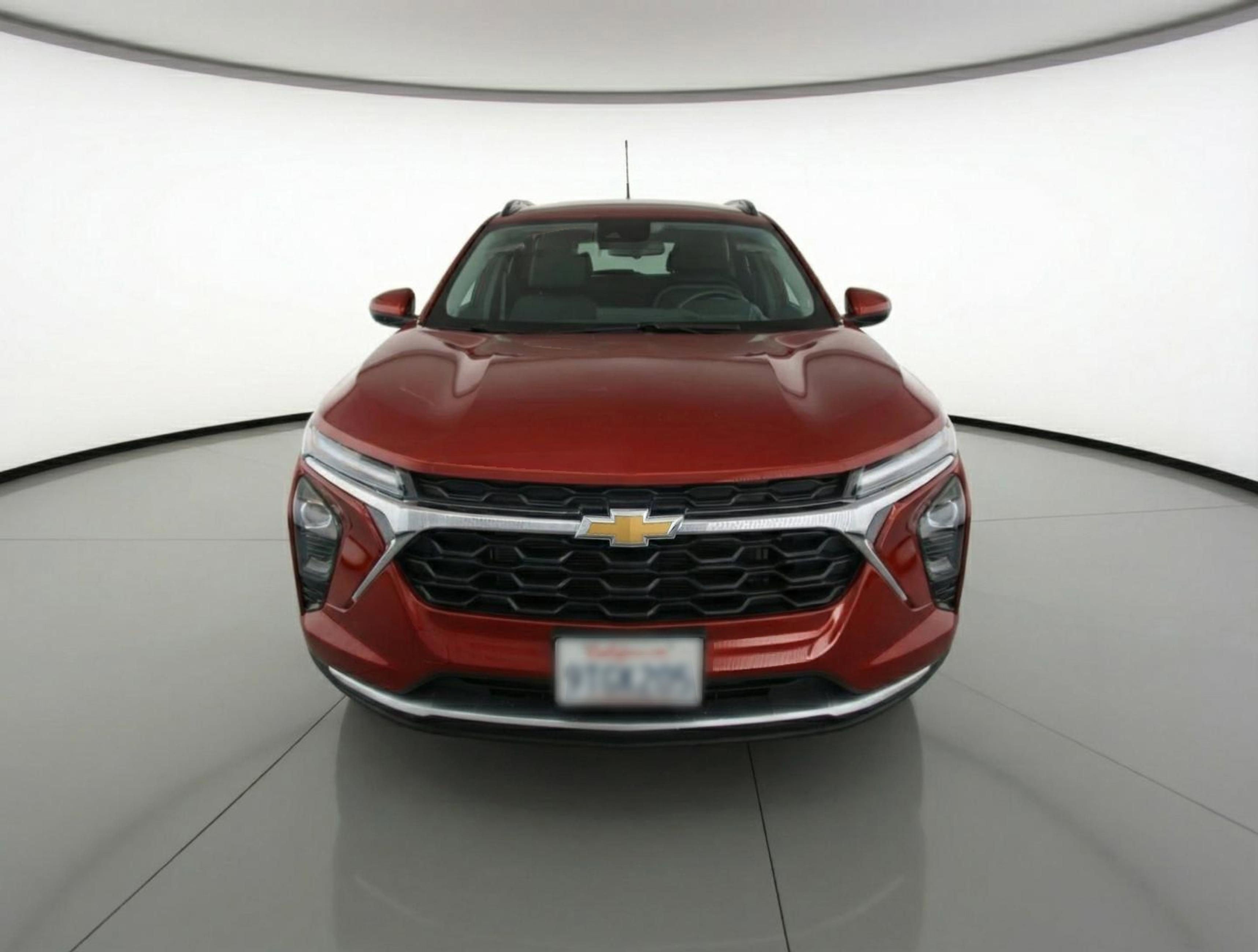 Used 2025 Chevrolet Trax LT w/ LT Convenience Package FWD image 2