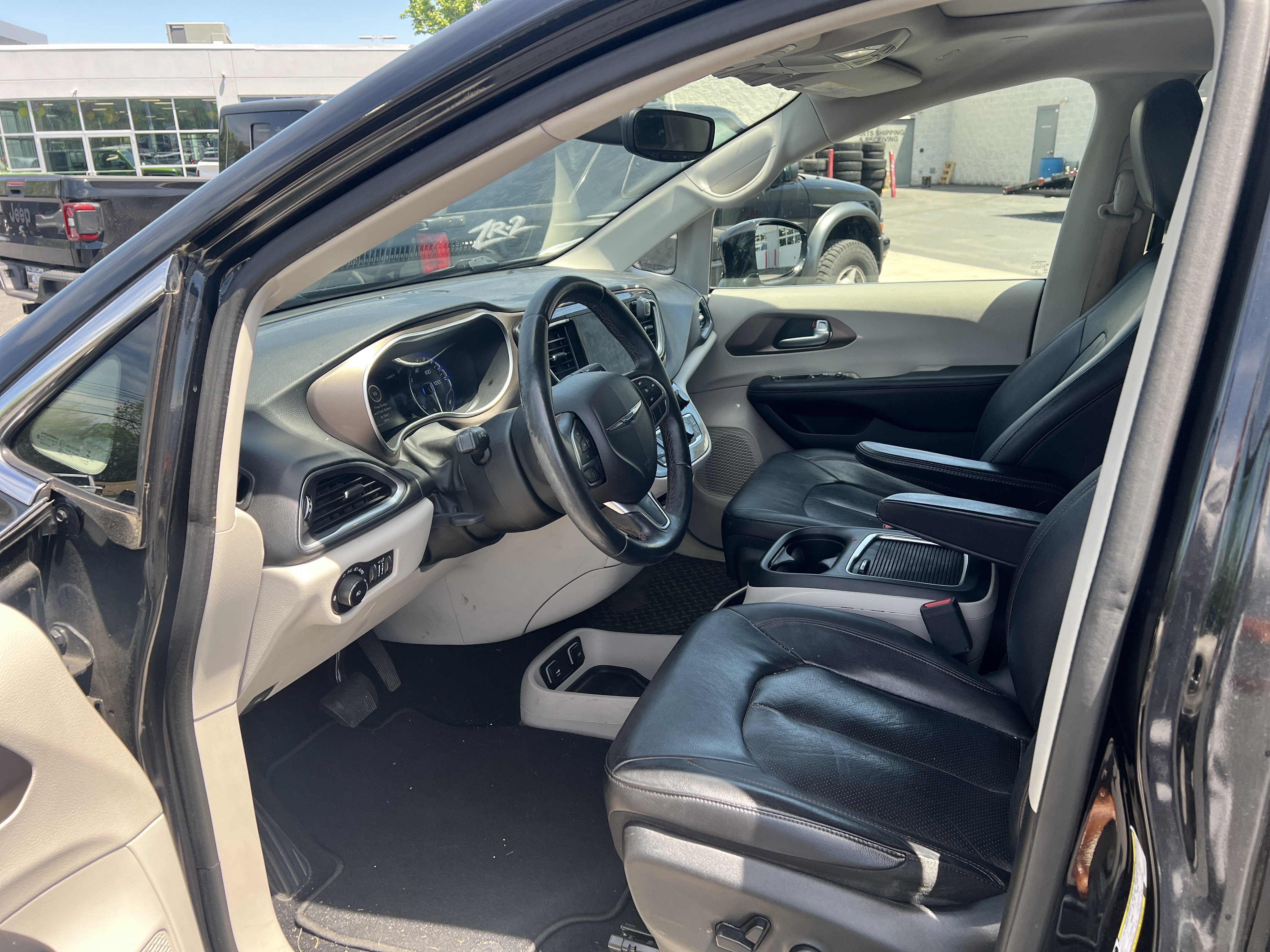 Used 2018 Chrysler Pacifica Touring-L Plus w/ Tire & Wheel Group FWD image 5