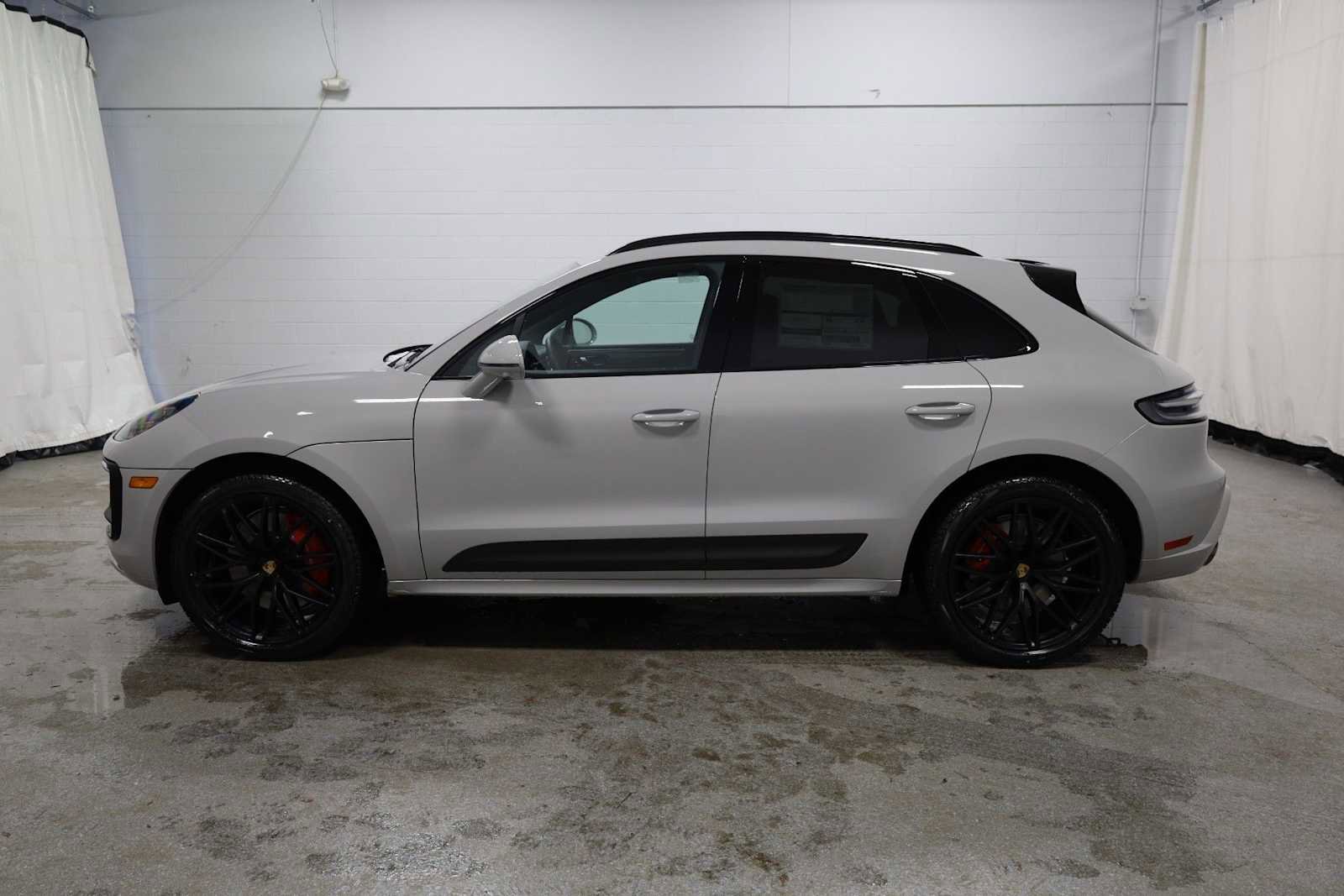 New 2026 Porsche Macan GTS image 2