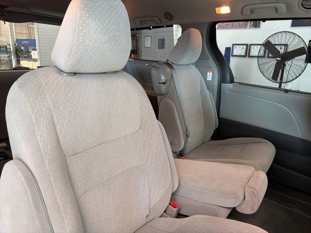 Used 2017 Toyota Sienna LE image 29