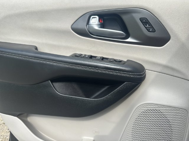 Used 2024 Chrysler Pacifica Touring-L FWD image 22