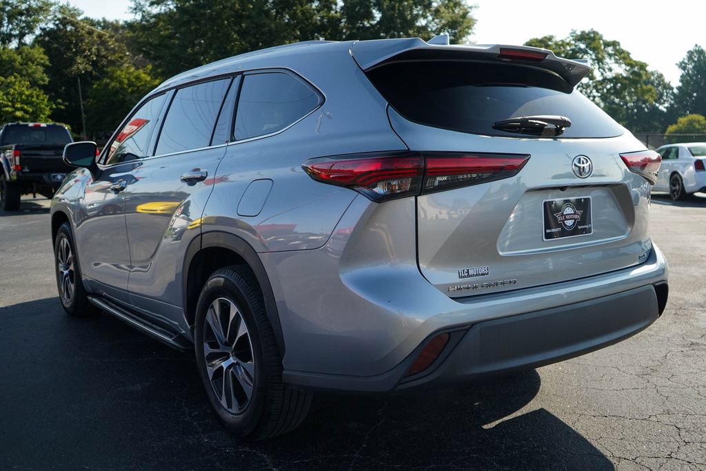 Used 2022 Toyota Highlander XLE FWD image 3