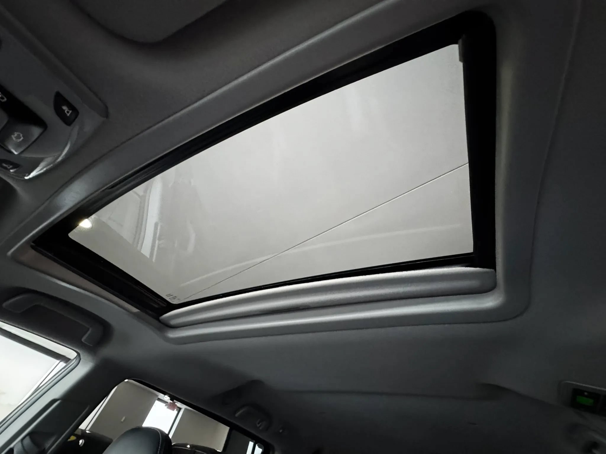 Used 2013 Toyota Sienna SE FWD image 38