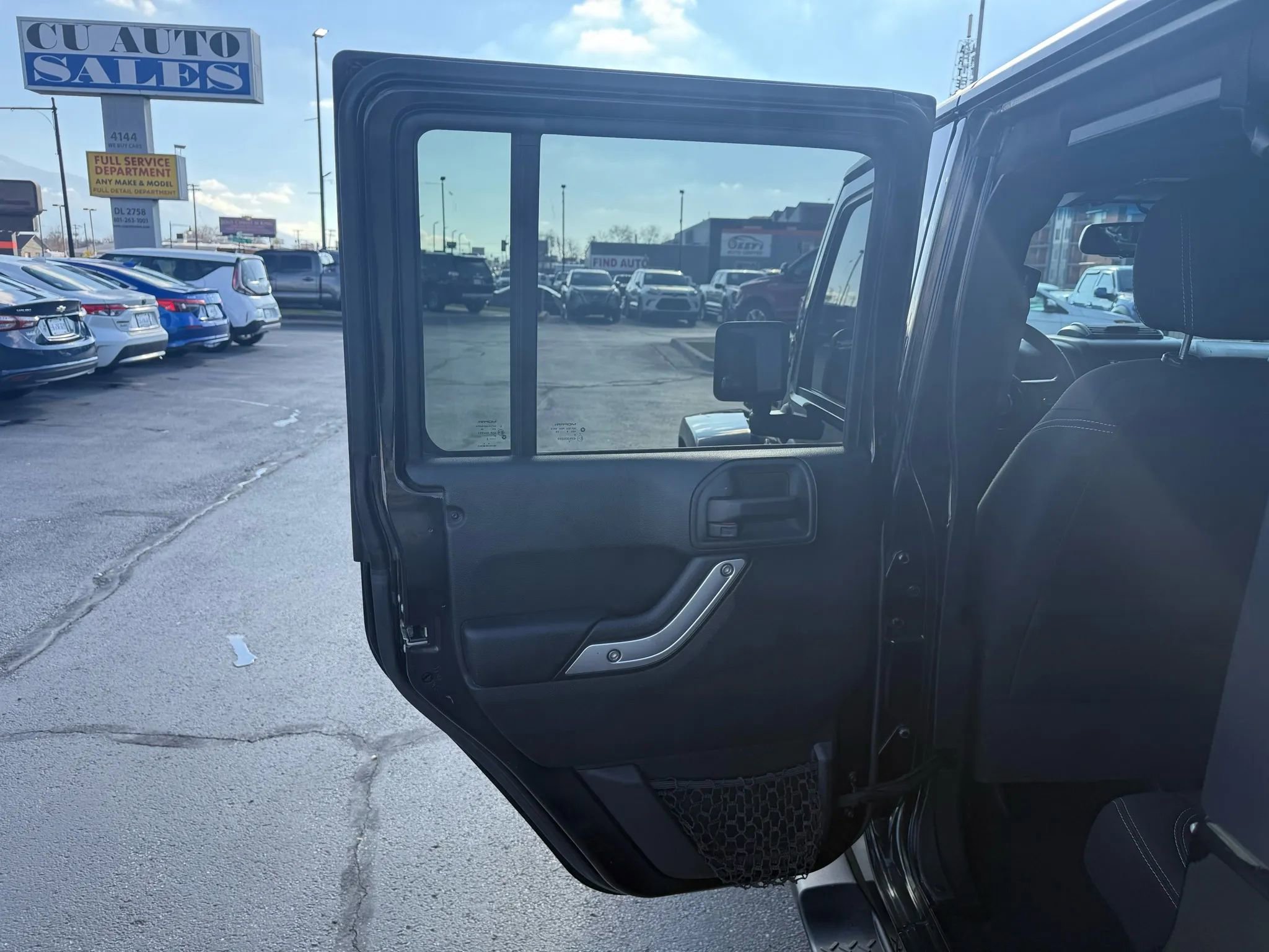 Used 2018 Jeep Wrangler Unlimited Sahara w/ Connectivity Group image 27