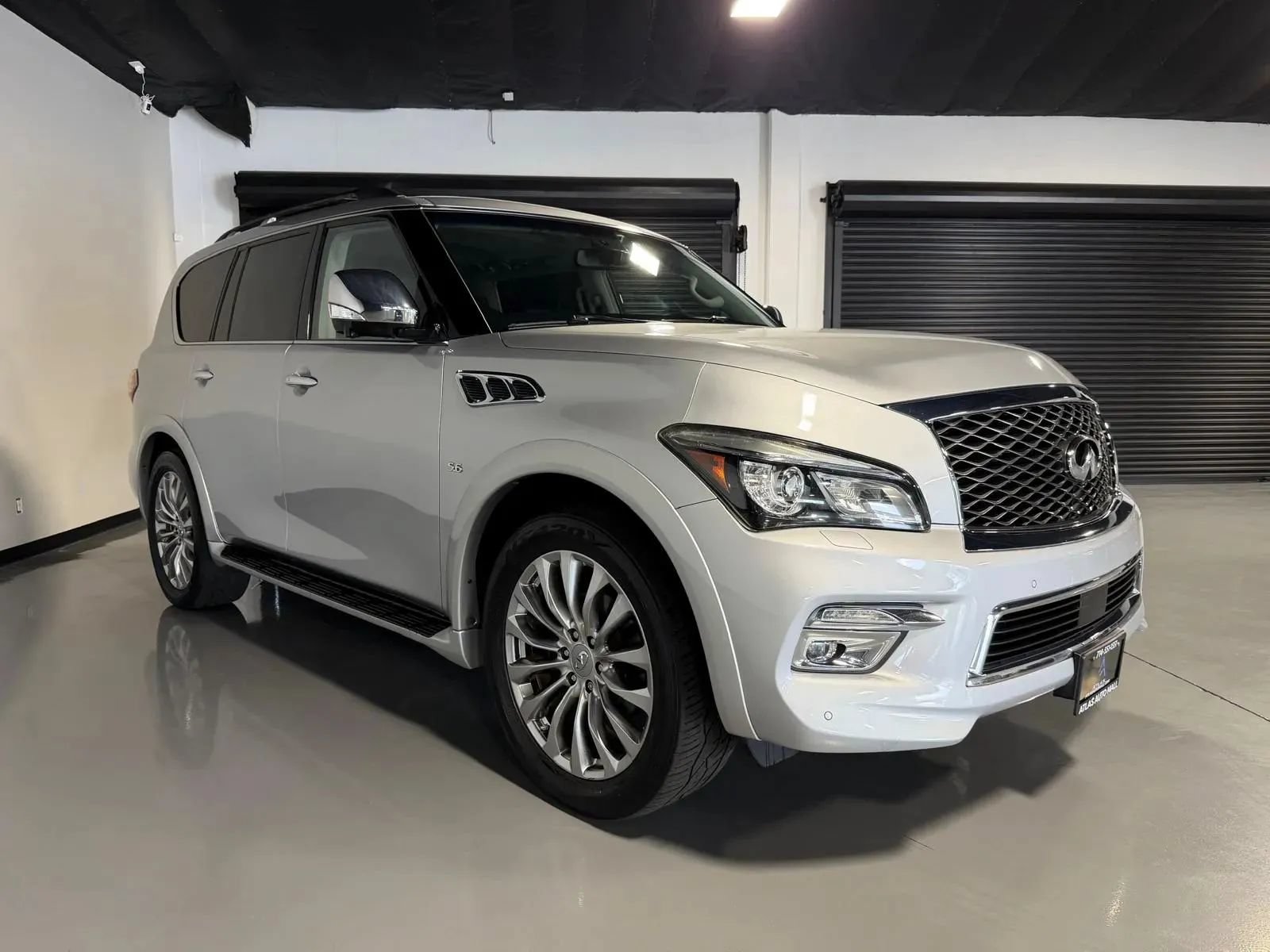 Used 2015 INFINITI QX80 2WD w/ Deluxe Technology Package image 3