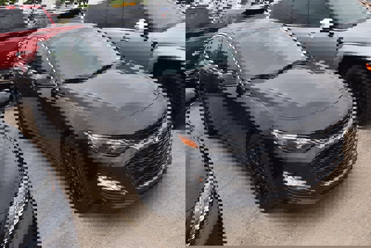 Used 2025 Chevrolet Malibu LT w/ Midnight Edition image 4