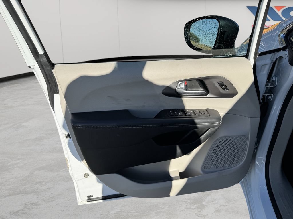 Used 2024 Chrysler Pacifica Touring-L FWD image 9