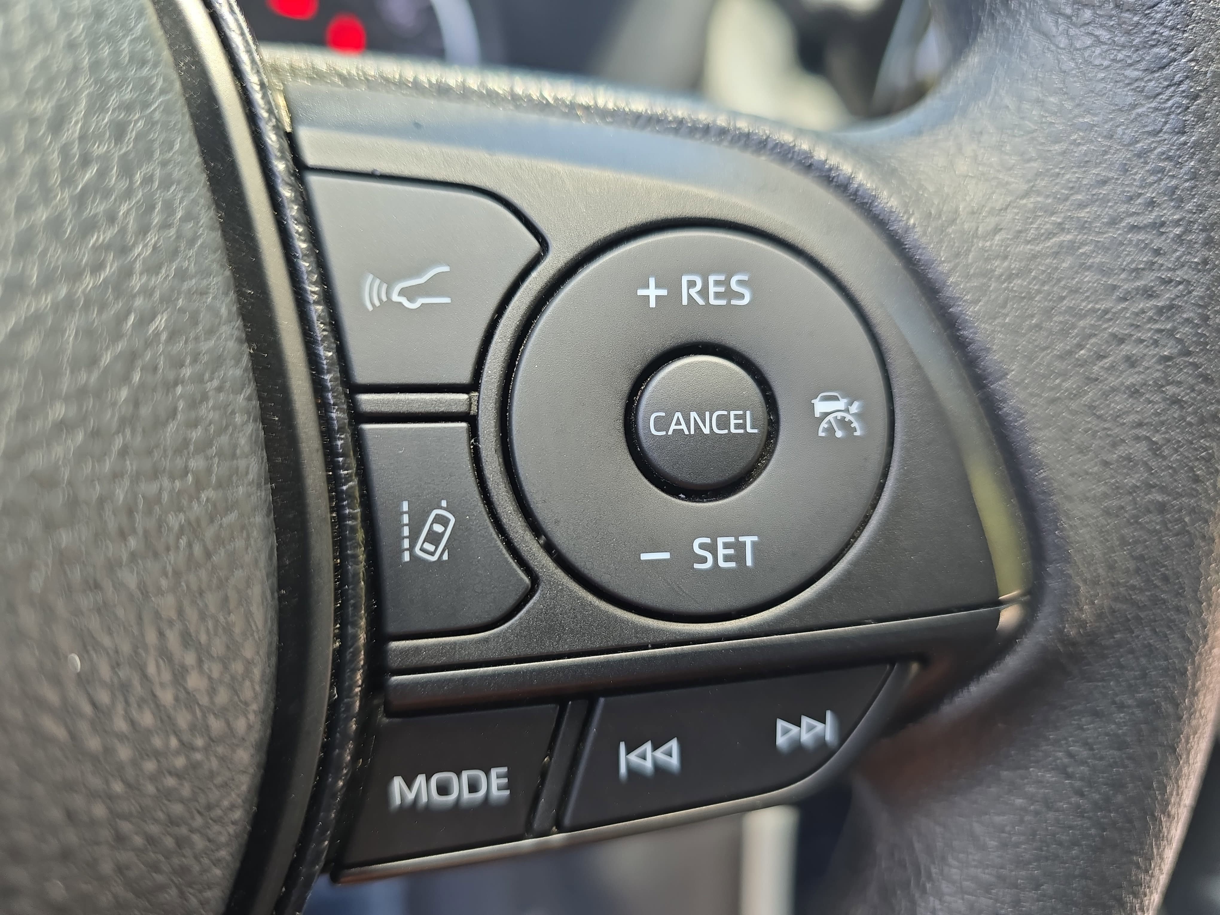 Used 2021 Toyota RAV4 XLE w/ Convenience Package FWD image 17
