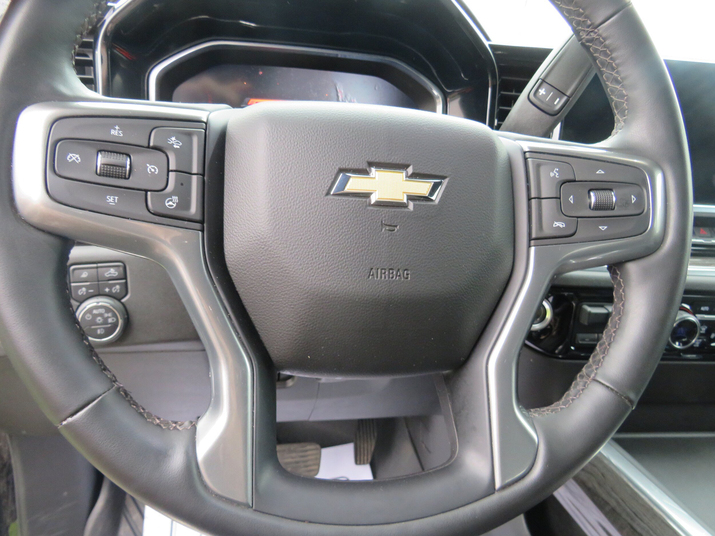 Used 2024 Chevrolet Silverado 2500 LTZ w/ LTZ Convenience Package AWD/4WD image 15