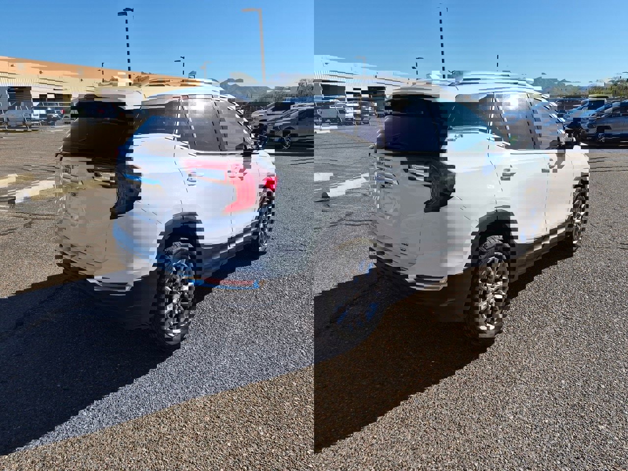 Used 2024 GMC Terrain SLT image 3