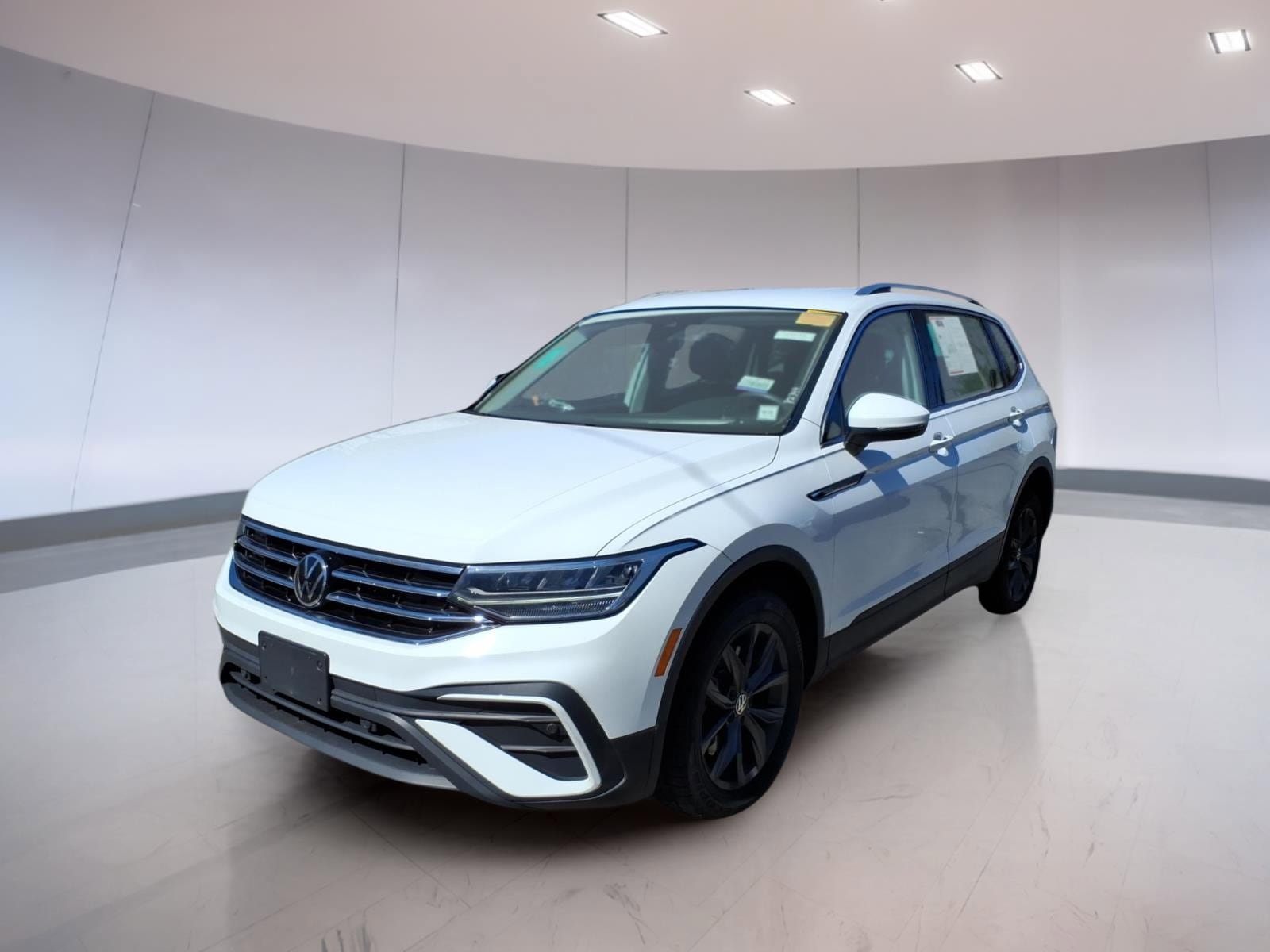 Used 2022 Volkswagen Tiguan SE AWD/4WD image 2