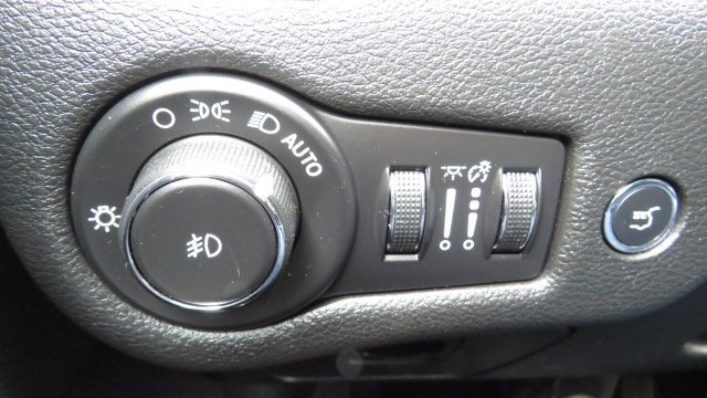 Used 2019 Jeep Cherokee Latitude Plus w/ Comfort/Convenience Group image 25