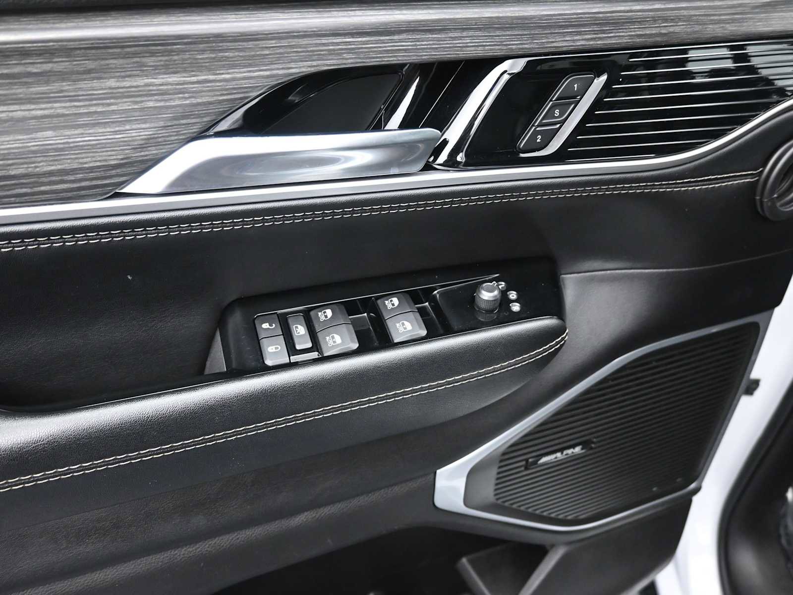 Used 2023 Jeep Wagoneer L Series III w/ Preferred Equipment Group image 10