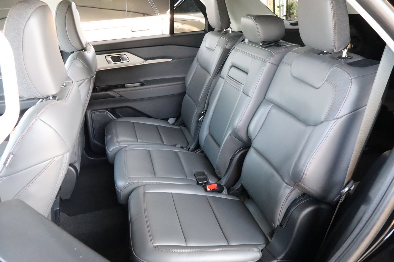 Used 2025 Ford Explorer Active w/ Active Comfort Package RWD image 36