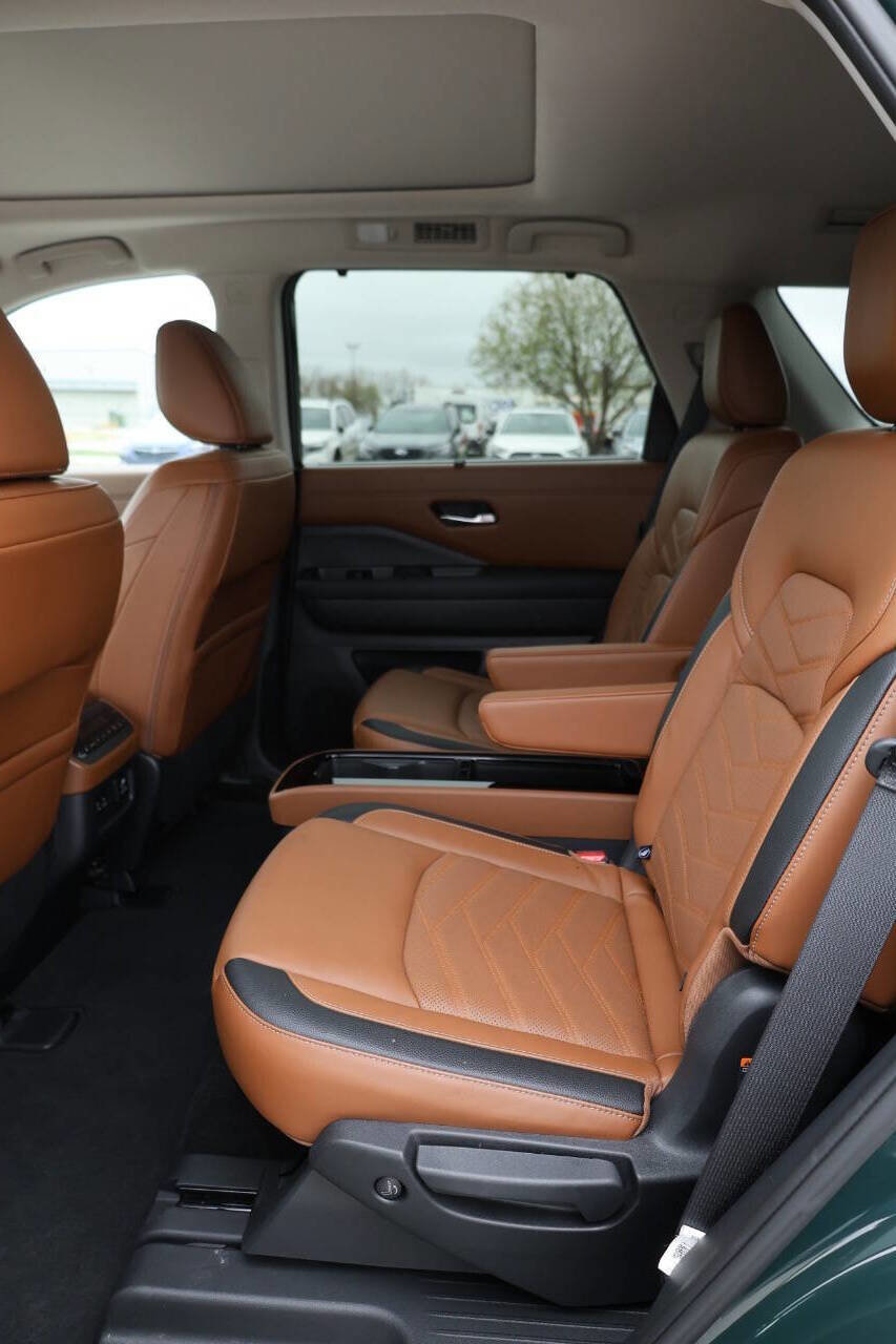Used 2023 Nissan Pathfinder Platinum image 18