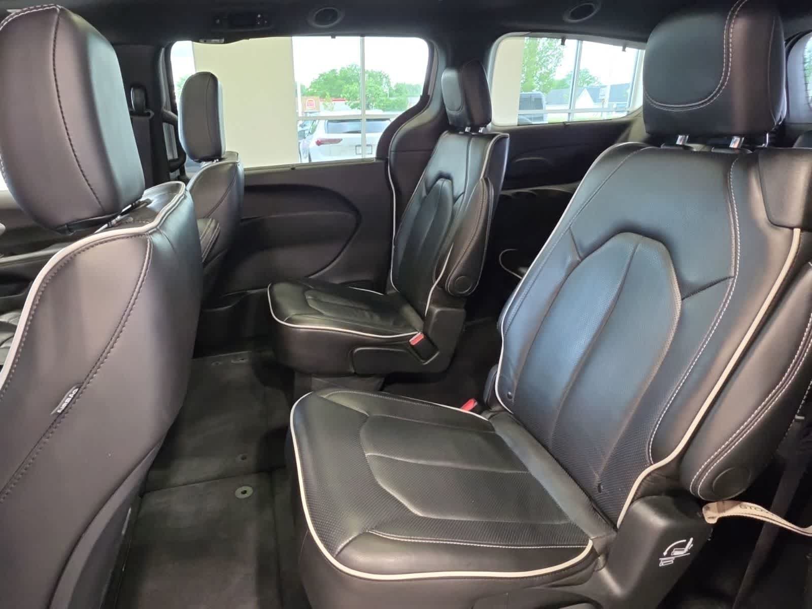 Used 2025 Chrysler Pacifica Limited FWD image 36