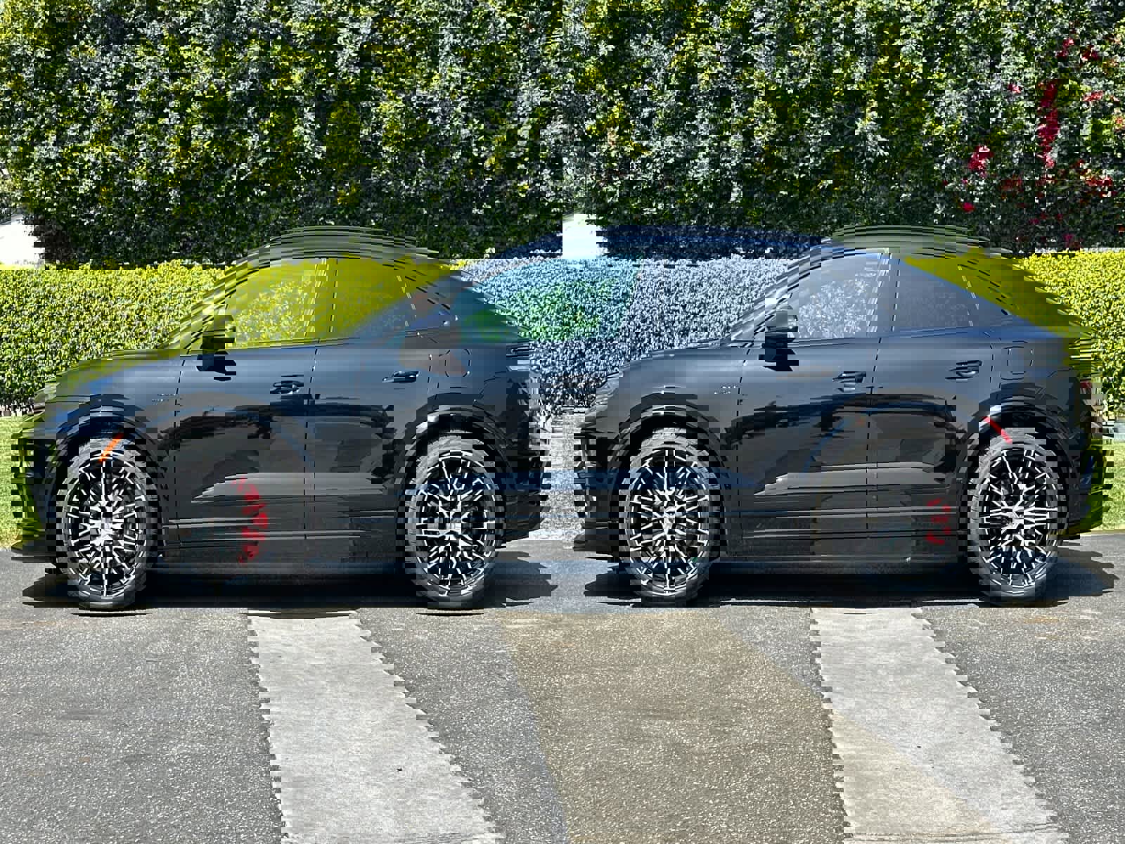 New 2026 Porsche Macan Turbo Electric image 2