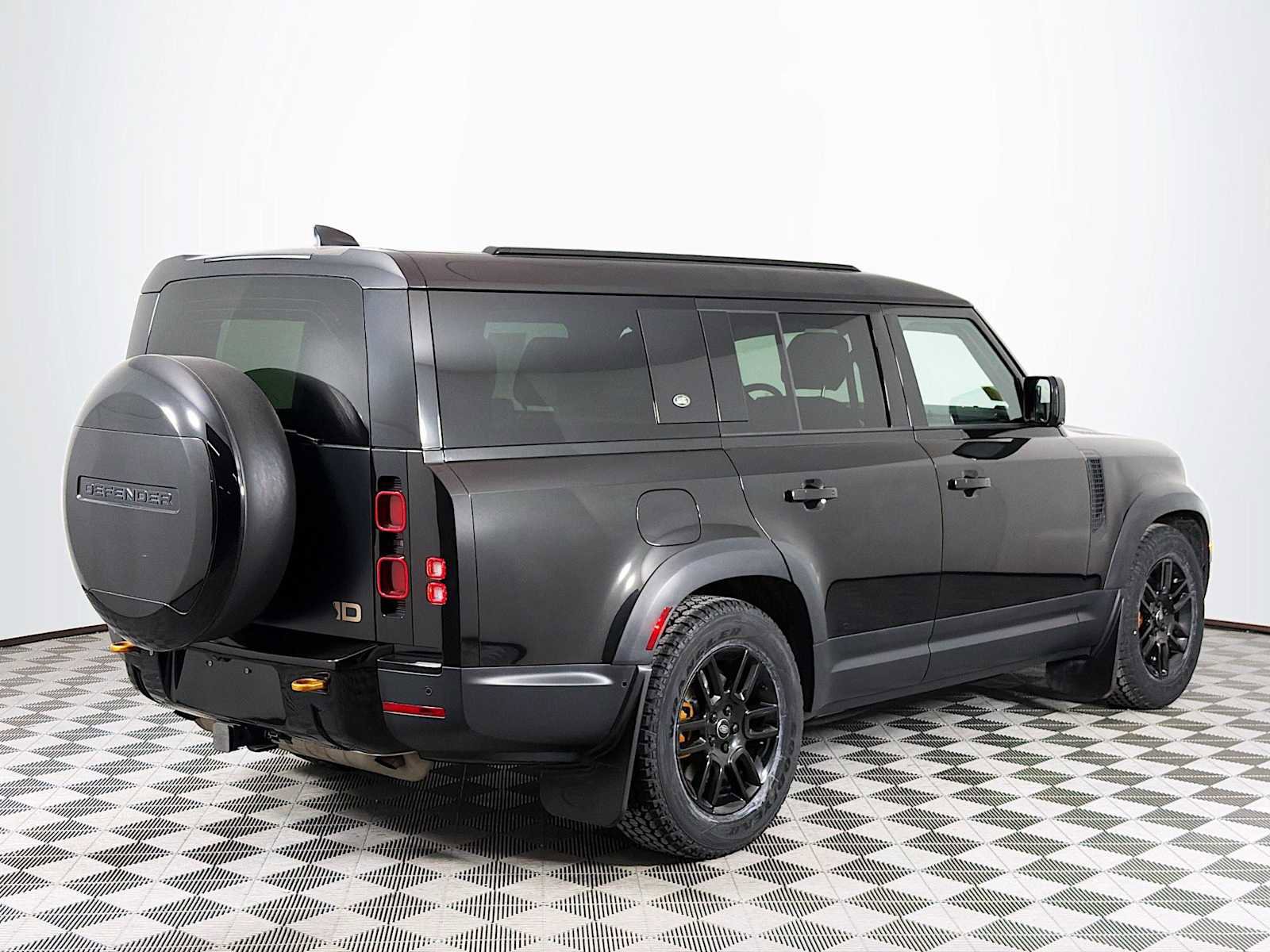 Used 2023 Land Rover Defender 130 SE image 5