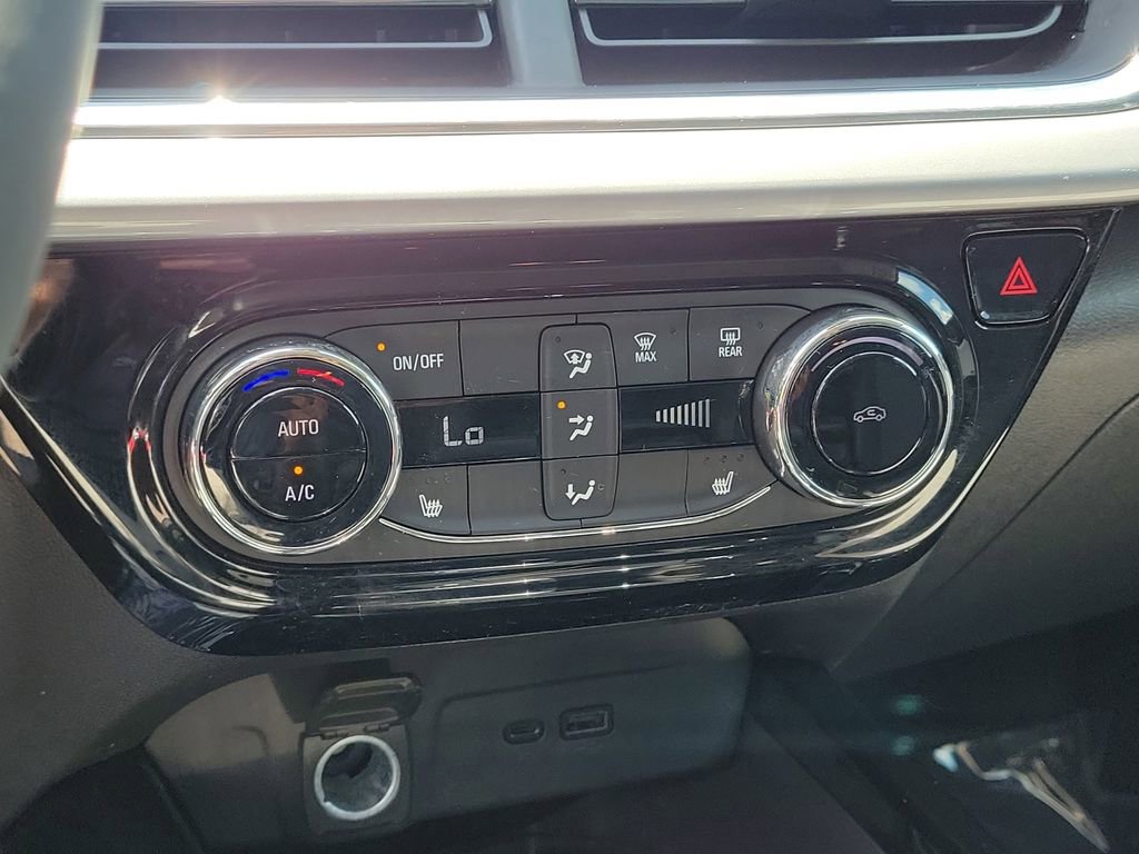 Used 2024 Chevrolet Trax LT w/ Sunroof Package FWD image 24