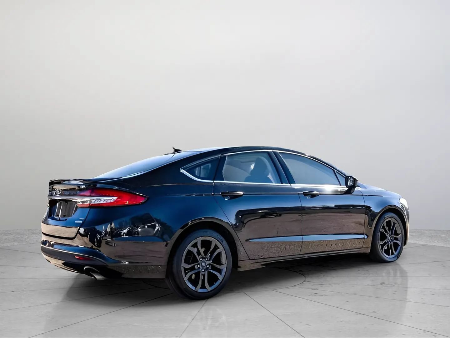 Used 2018 Ford Fusion SE w/ Equipment Group 201A FWD image 4