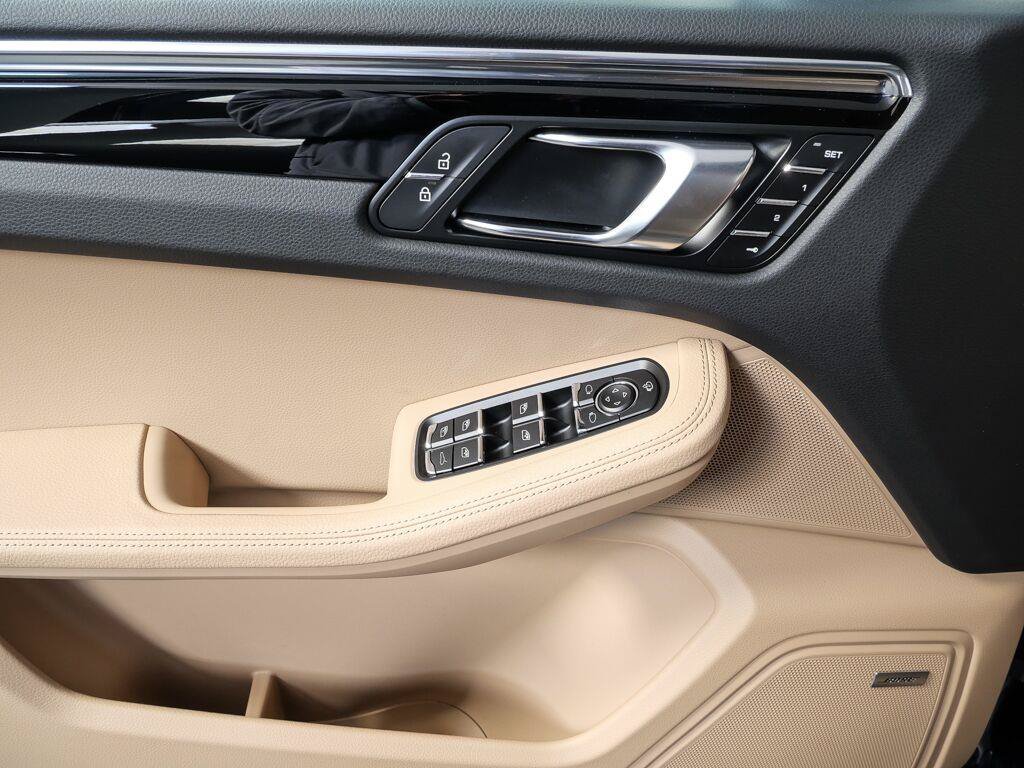 Certified 2026 Porsche Macan Turbo AWD/4WD image 6